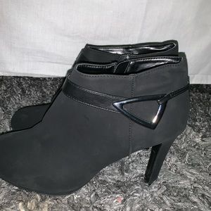 faux suede heels. amazing condition